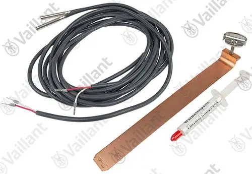 Vaillant Sensor mit zwei Anschlusskabeln, einem Metallstück und einer Spritze mit Wärmeleitpaste, ausgelegt für Temperaturmessungen.